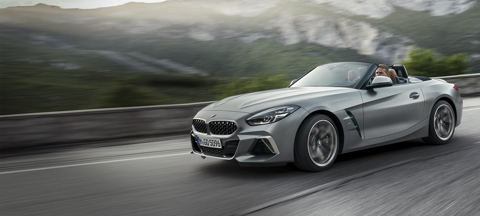 BMW Z4 M40i Roadster G29 2019 BMW Individual Frozen grey металик тричетвртински поглед однапред во возење со планина во позадина