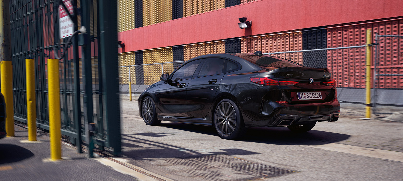 BMW M235i xDrive Gran Coupé F44 Black Sapphire metallic тричетвртински поглед одзади во возење