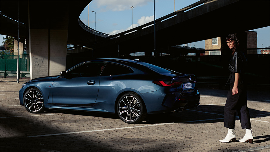 BMW M440i xDrive Coupé G22 2020 Arctic Race Blue metallic сина металик три-четвртински страничен изглед со модел