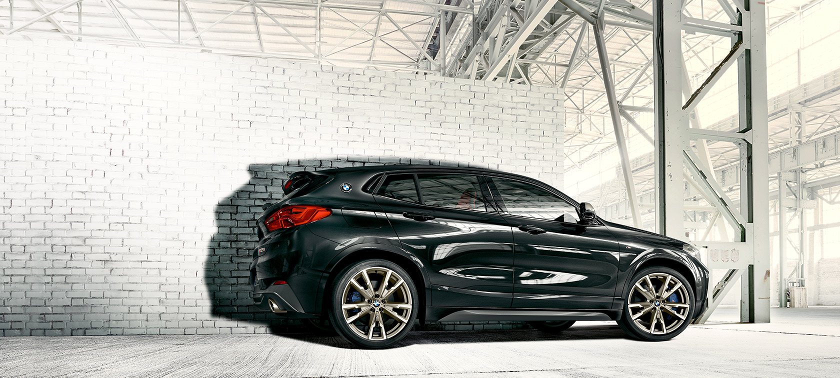 Страничен поглед BMW X2 M35i (F39) Sapphire Black metallic