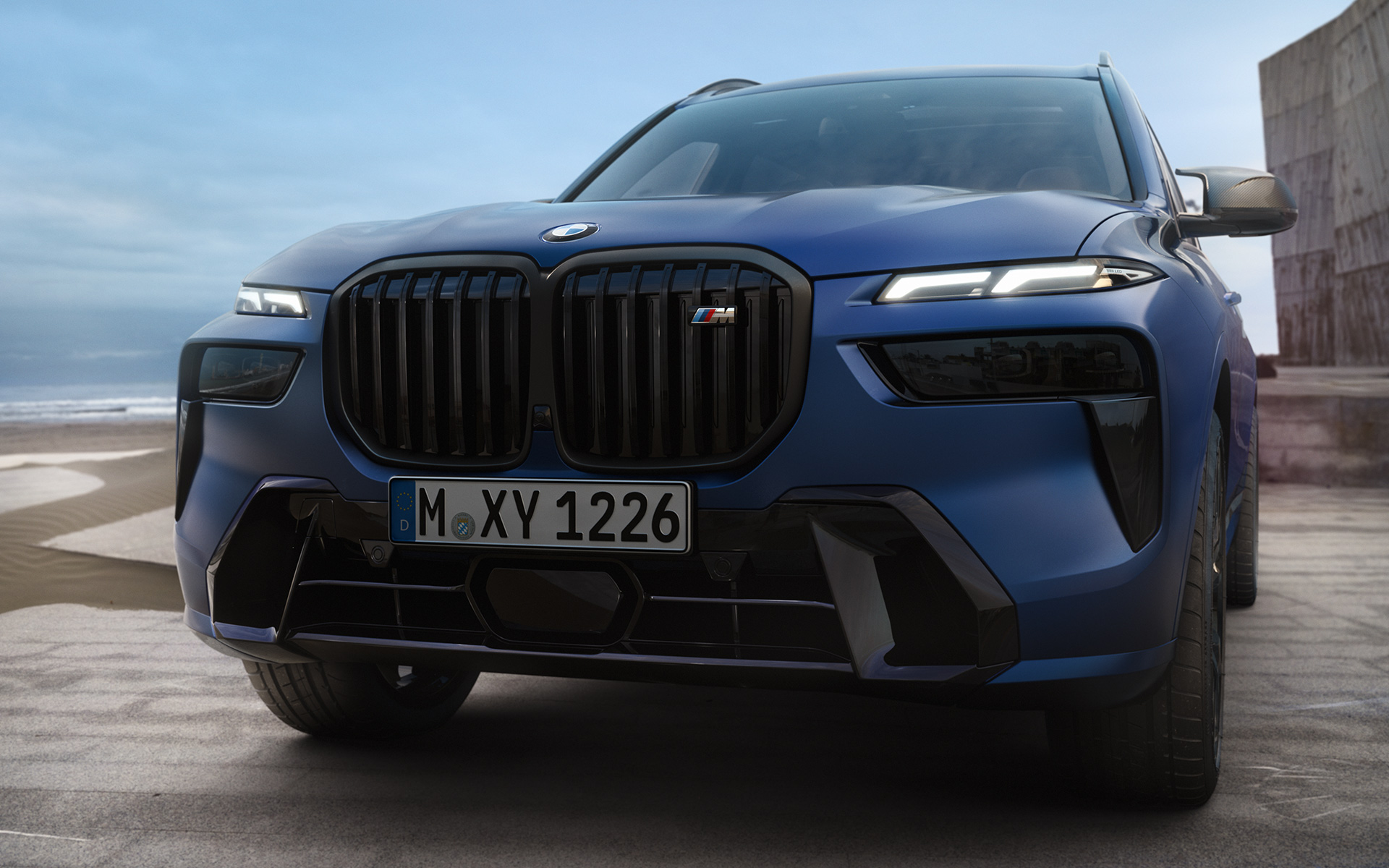 Преден дел BMW X7 M60i xDrive G07 LCI Frozen Marina Bay Blue во мирување одблизу