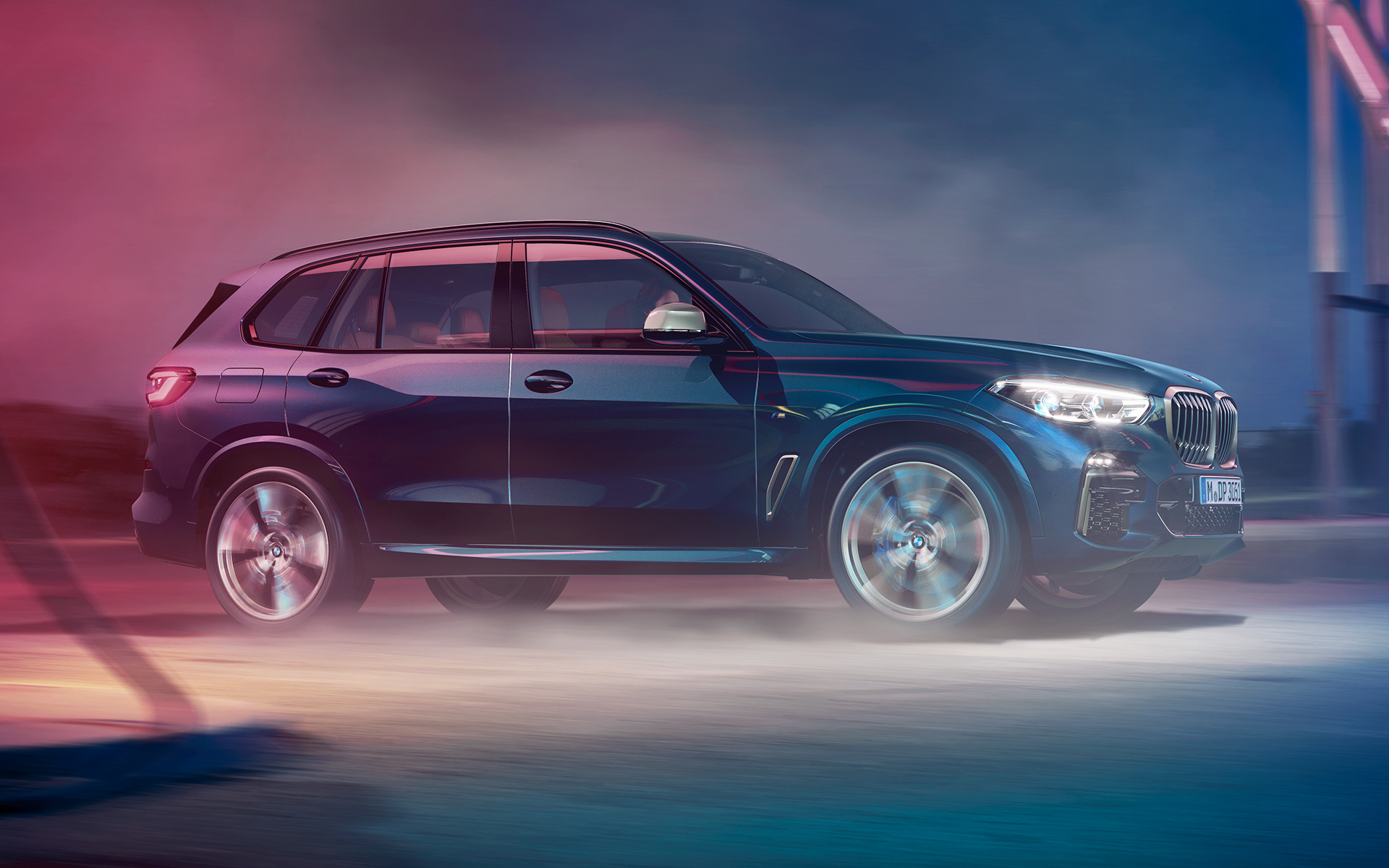 Кадар на возење на BMW X5 M50d ноќе во урбана средина 