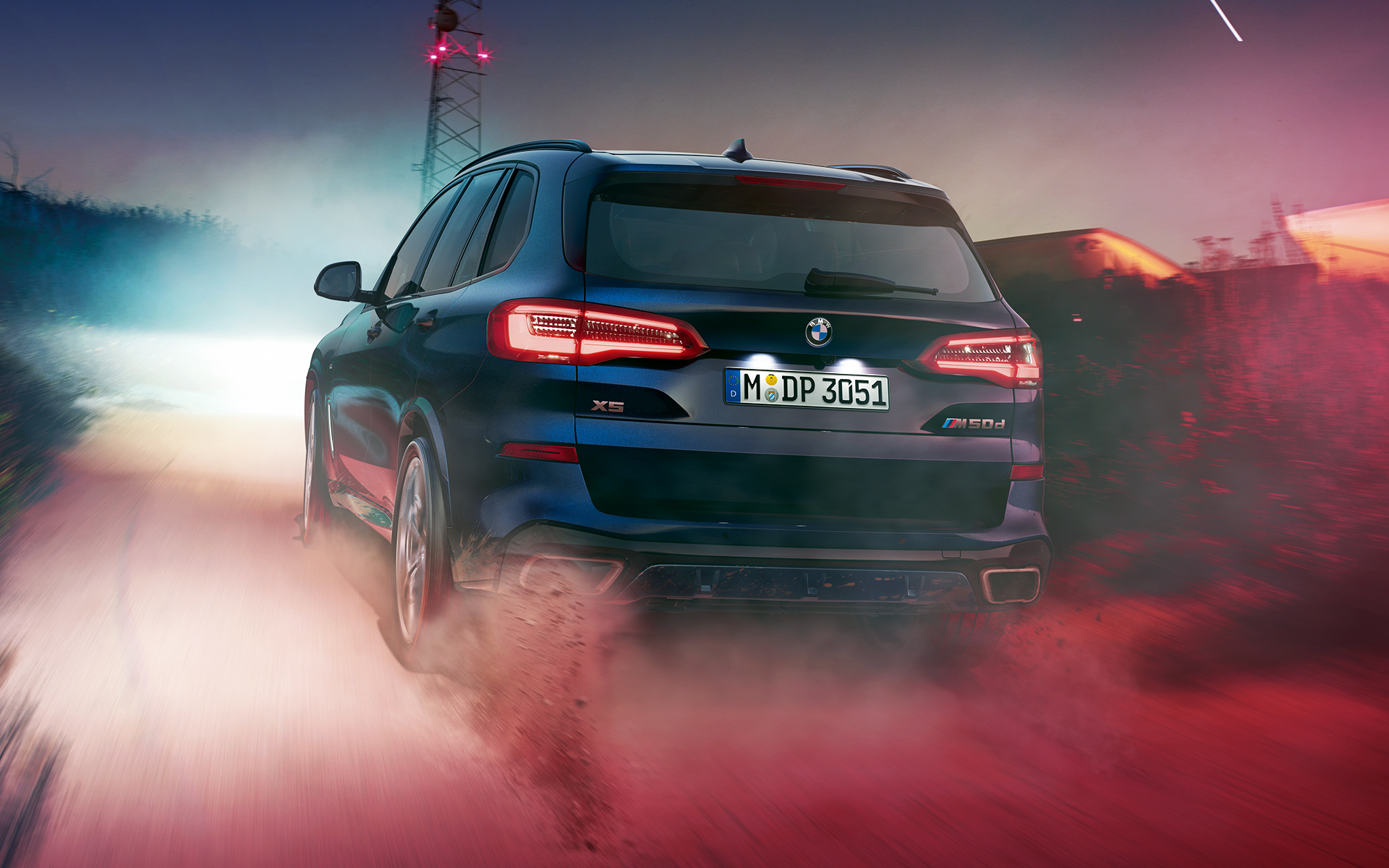 Задниот дел на BMW X5 M50d ноќе во урбана средина