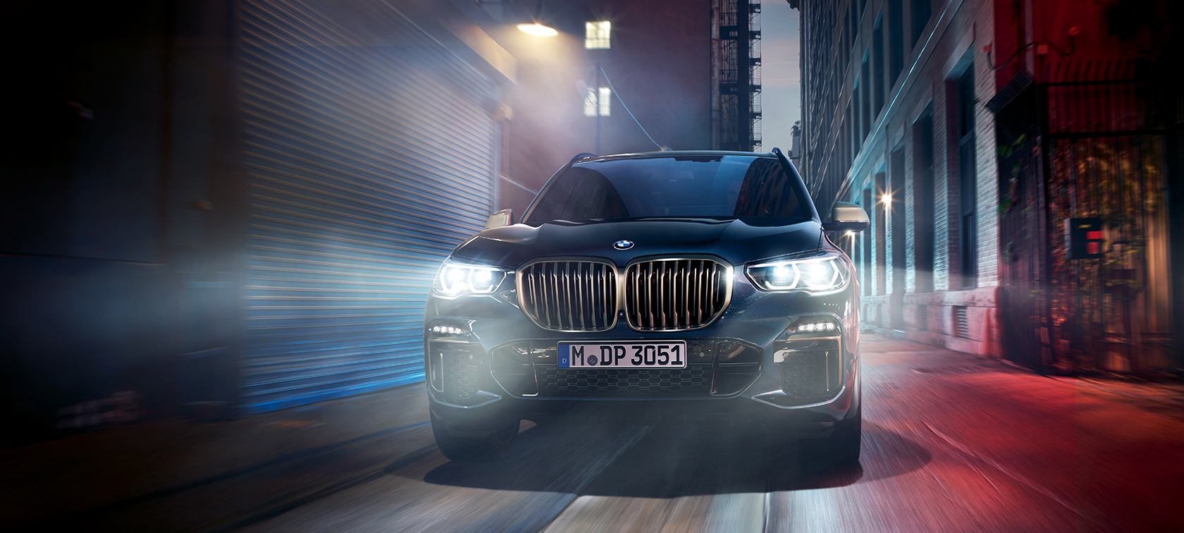 BMW X5 M50d на улица во град ноќе